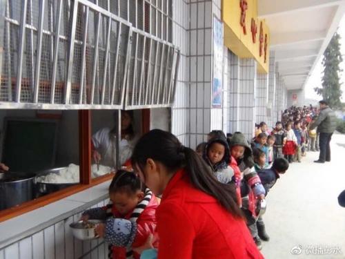     朗溪中心校学生中午就餐现场。图片来源：重庆市彭水苗族土家族自治县官方微博