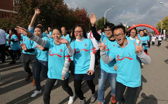 2016昆明首届红丝带健康跑活动在昆明医科大学举行。视觉中国供图(资料图片)