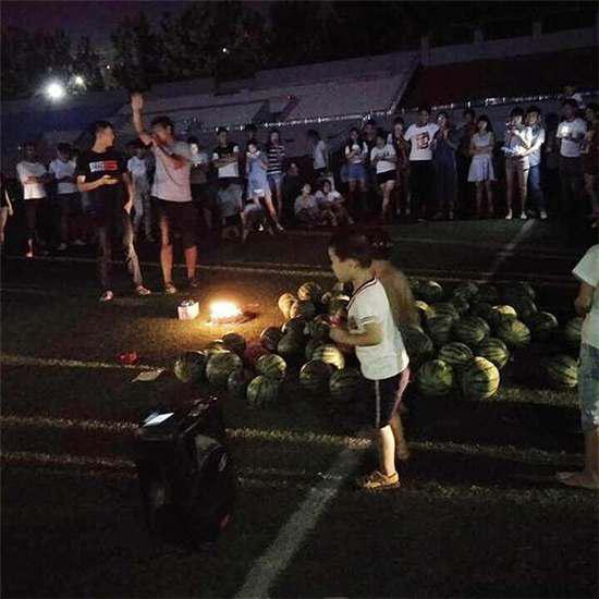 场面一度十分尴尬!就在这时主持人宣布：“大家把西瓜抢了吧……”顿时围观同学开始疯抢西瓜，不一会，所有的西瓜都被抢光了。