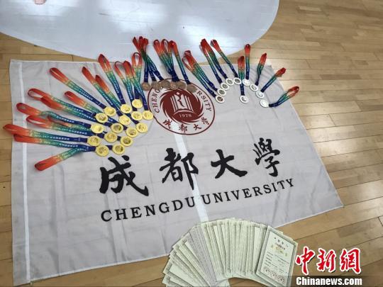 成都大学跳绳队获得的部分奖牌和证书。成都大学供图