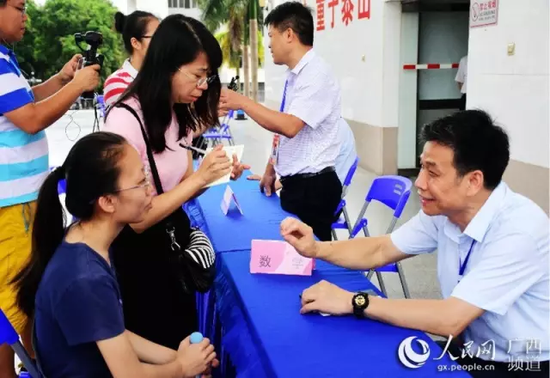 各学科评卷组组长接受考生、家长代表及媒体的询问（赵洋君
摄）