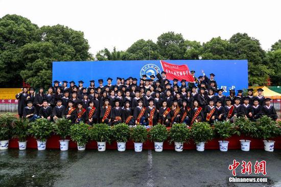 贵州民大2017届毕业生细雨中合影。