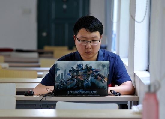 图为5月10日，19岁的少年班学生李磐在自习室 准备毕业论文。