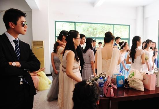 图为5月21日，少年班学院创新试点班的王初临（左一）和女友郭贺侠一起准备参加中国科大毕业红毯秀。