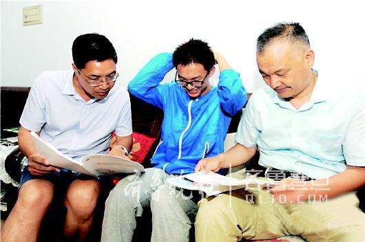 班主任(左)和父亲(右)坐在马国庆身边,介绍清华、北大情况。据沂蒙晚报
