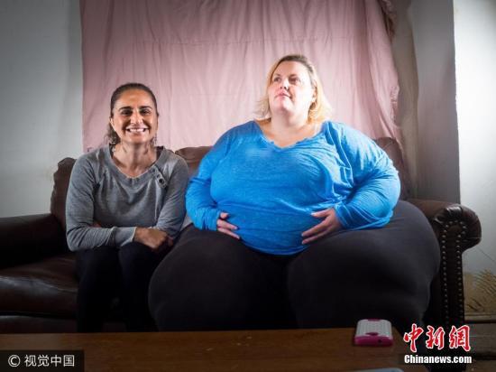 7月4日讯,美国宾夕法尼亚州约克,43岁的Bobbi-Jo Westley来自美国宾夕法尼亚州约克市,目前臀围是2.41米(95英寸),体重达到了惊人的490斤。但她说,从2013年以来,世界上最大的臀围记录就被洛杉矶的Mikel Ruffinelli以99英寸(约2.51米)保持着,她希望能打破这个数字,她想破纪录的决定也得到了粉丝们的全力支持。Bobbi因其独特的身材赢得了不少人的关注,甚至可以帮助她在一小时内赚到1500英镑(约合1.3万元人民币)。Bobbi说她正在拼死成为世界上臀部最大的人。Westley肥硕的下半身已经很难从家门进出了,但她仍然在通过不断地进食增加体型。West...