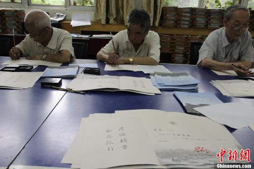 资料图:陕西师范大学2007年开始推行用毛笔书写本科录取通知书。张远 摄