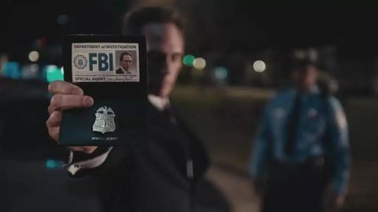 由尼古拉斯凯奇饰演的威廉·菲德内尔在电影《狂暴飞车》中亮出FBI证件。