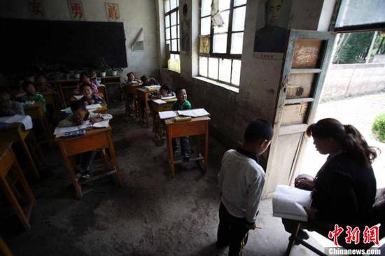 老师在给孩子批改作业。中新网 资料图让每个孩子都有继续读书的理由