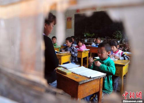 正在上课的乡村儿童。中新网 资料图学校条件好了，孩子把这当成家