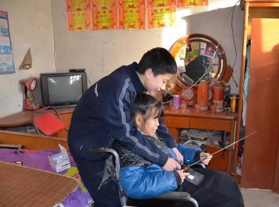 河北广播网主持人赠送给小众望母子一台收音机,众望兴奋地教母亲使用,2014年拍摄