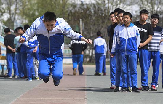 考生在参加体育中考的立定跳远考试。 李晓果 图