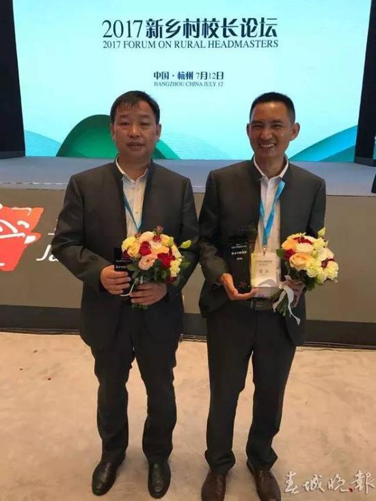 7月12日上午，马云公益基金会和联合国教科文组织共同举办的“新乡村校长国际论坛”在浙江杭州开幕。云南省临沧市云县大寨镇箐门口小学校长罗恒忠荣获“马云乡村校长计划”大奖，获得50万元支持。（图右为罗恒忠）