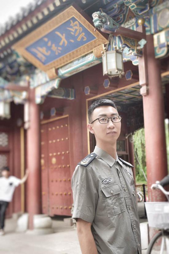 做保安的焦彦华。 受访者供图