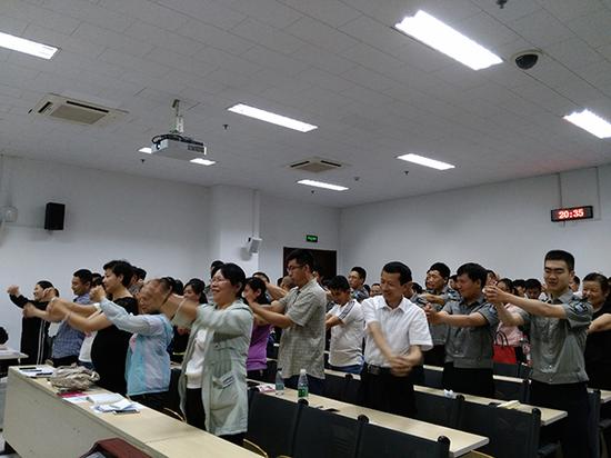 北京大学里的平民学校:教授为工友上课|北京大
