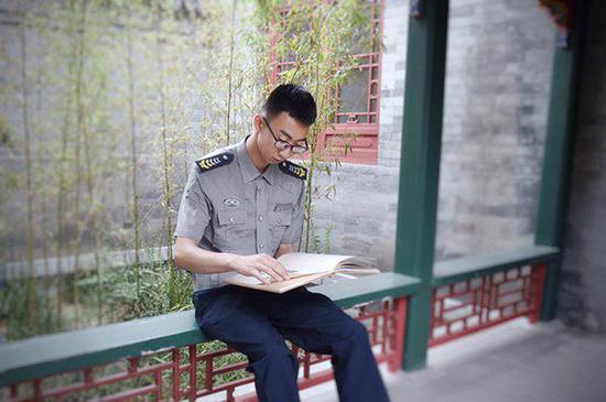 勤奋好学的焦彦华。受访者供图