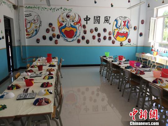 在喀什地区伽师县双语小学,少数民族学生制作戏剧面谱。 蔡敏婕 摄