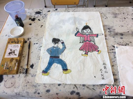 伽师县双语小学少数民族学生的国画作品。　蔡敏婕 摄