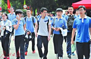 　　今年试题的难度略有提升，公办高中的录取分数线均有所下降。图/广州日报全媒体记者轩慧