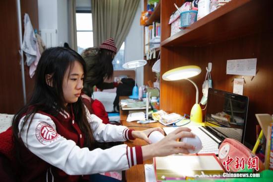资料图:就读于北京大学的外国留学生。中新社发 王骏 摄