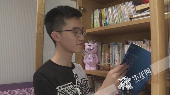 学业之余,高楚桐经常看些感兴趣的书籍。资料图片