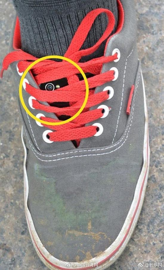 该教授将针孔摄像机藏于鞋子内。