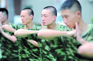 胡司盾和战友们参加体能训练。（右）