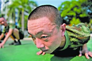 高温天气下的日常训练磨炼了胡司盾的意志。（左）