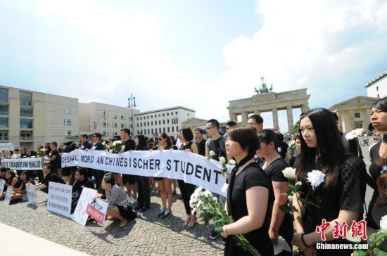 资料图：德国首都柏林约200名华人自发悼念不幸遇害的中国籍留学生李洋洁。 中新社记者 彭大伟 摄