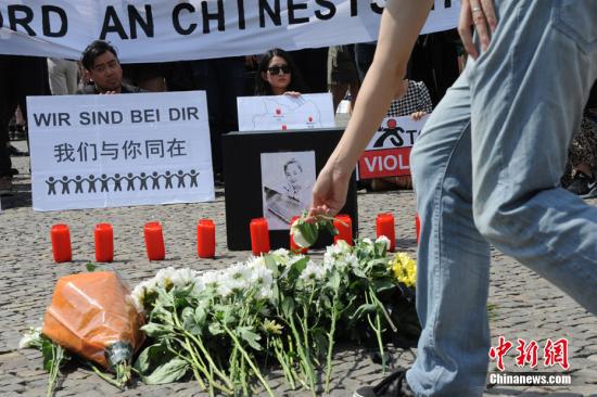 当地时间6月5日下午，德国首都柏林约200名华人自发在柏林标志性建筑勃兰登堡门前举行集会，沉痛悼念不幸遇害的中国籍留学生李洋洁。中新社记者 彭大伟 摄