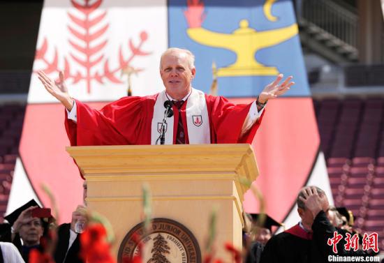 资料图：当地时间2013年6月16日，斯坦福大学校长祝贺毕业生毕业。中新社发 陈钢 摄
