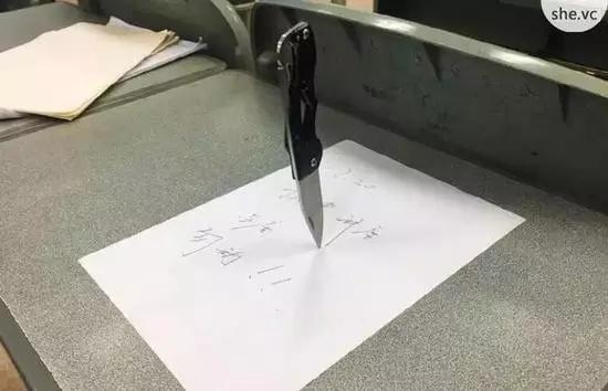 图书馆门口人满为患 凌晨5点排长队只为了……