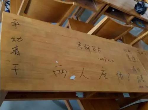 图书馆门口人满为患 凌晨5点排长队只为了……