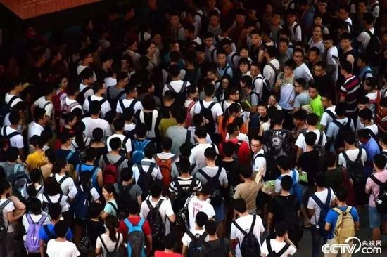 图书馆门口人满为患 凌晨5点排长队只为了……