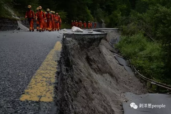 通往孤岛的道路已经坍塌。