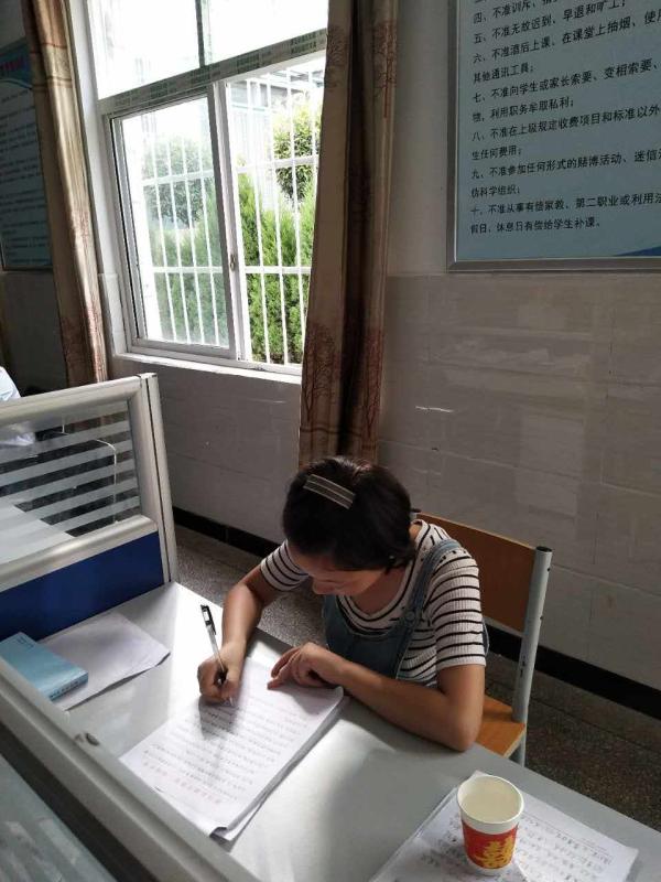 12日上午，王佳鑫受邀给初中学弟学妹作报告，正在写演讲稿。受访者供图同济寒门新生获央视关注：
