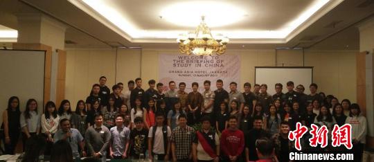 13日下午，主题为“中国欢迎你们”的赴华留学介绍会在印尼首都雅加达北区举行。200多名即将赴中国求学的学生及其家长前来参加。　陈玉兰供图　摄
