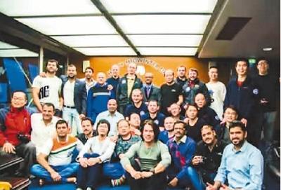 图为仲冬节那天，中俄印三站部分队员在印度巴拉提站联欢。