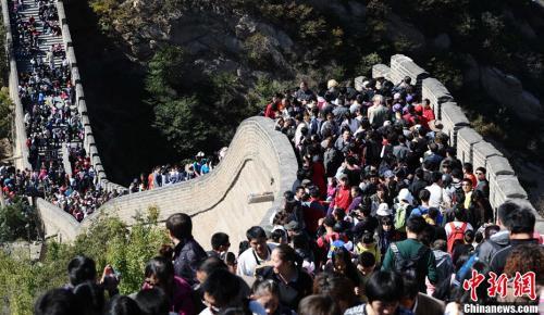 众多游客在八达岭长城游览。 中新网资料图