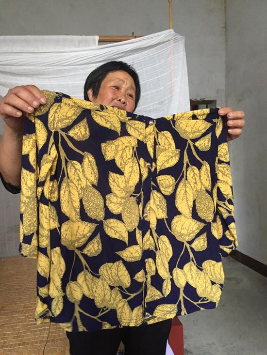 离家前，林华蓉给弟弟买衣服，见衣服便宜，给奶奶、爷爷也都分别买了一件。&nbsp; 澎湃新闻记者 陈绪厚 图