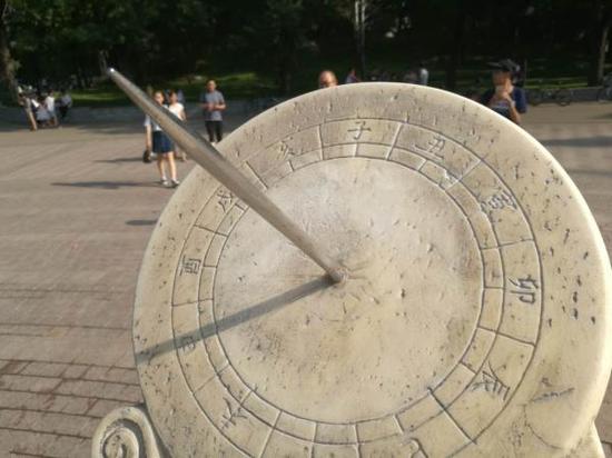 8月17日下午，被清华大学校方工作人员修复后的日晷。图片由清华大学学生提供