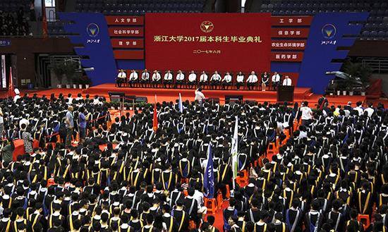 浙大学生参与学位授予仪式。视觉中国 资料图