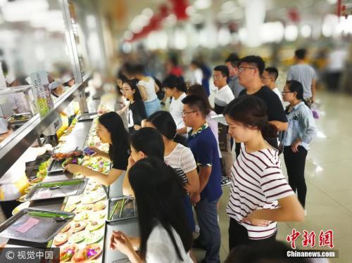 资料图：长春一大学举办毕业生免费晚餐。图片来源：视觉中国