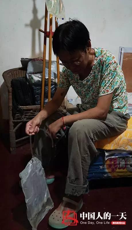 夜深了,女儿仍在看书;而彭琼雁则取出药物给自己做透析。 (来自:中国人的一天)