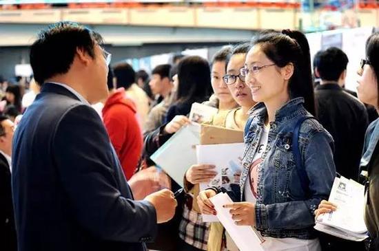东北五校大型招聘会上的求职者。
