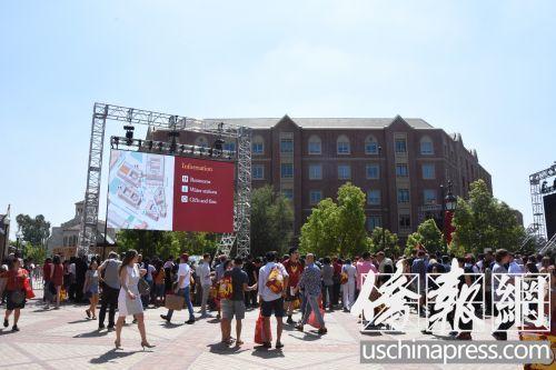 南加州大学迎来了热闹的开学季。(美国《侨报》记者聂达摄)