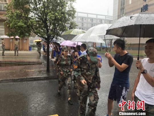 学生们在师长教师的“关爱”下奔回卧室。 钟欣 摄