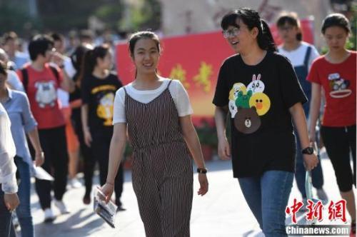 资料图:山西考生走出高考考场。武俊杰 摄