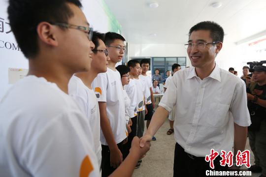 东南大学校长张广军院士与新生们交流。　泱波 摄