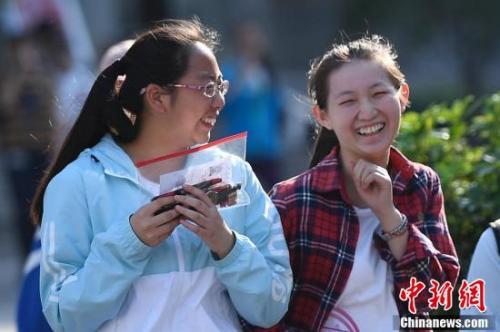 资料图:走出考场的考生露出灿烂笑容。武俊杰 摄